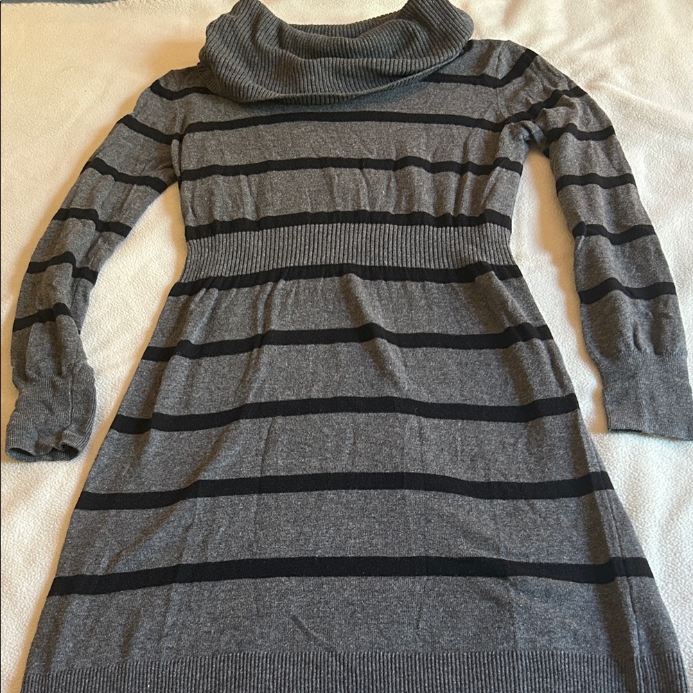 Old Navy Gray and Black Long Sleeve Dress